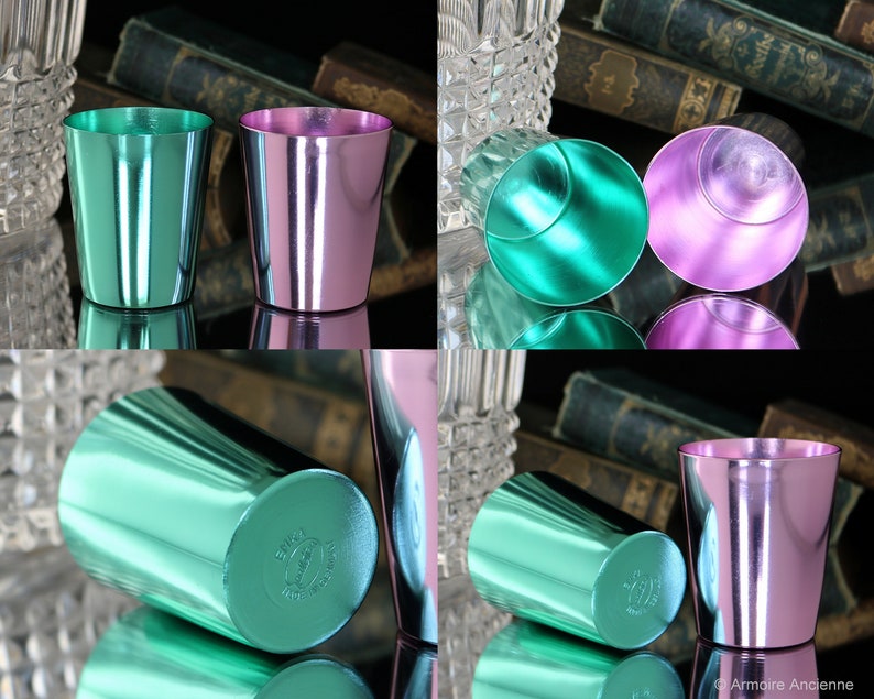 K&ouml;nnte beinhalten: Vier vintage Metall-Schnapsgl&auml;ser, zwei gr&uuml;n und zwei rosa, mit gl&auml;nzendem Metallic-Finish. Die Gl&auml;ser sind paarweise angeordnet, ein Paar auf dem Kopf stehend und das andere Paar aufrecht.