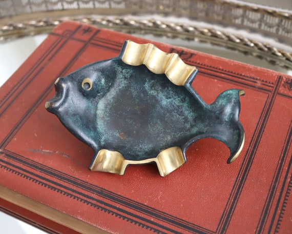 Vintage 星座 灰皿 ZODIAC ヴィンテージ 魚座 小物入れ 真鍮 魚のデザインが施された重厚な真鍮製灰皿 - Etsy 日本