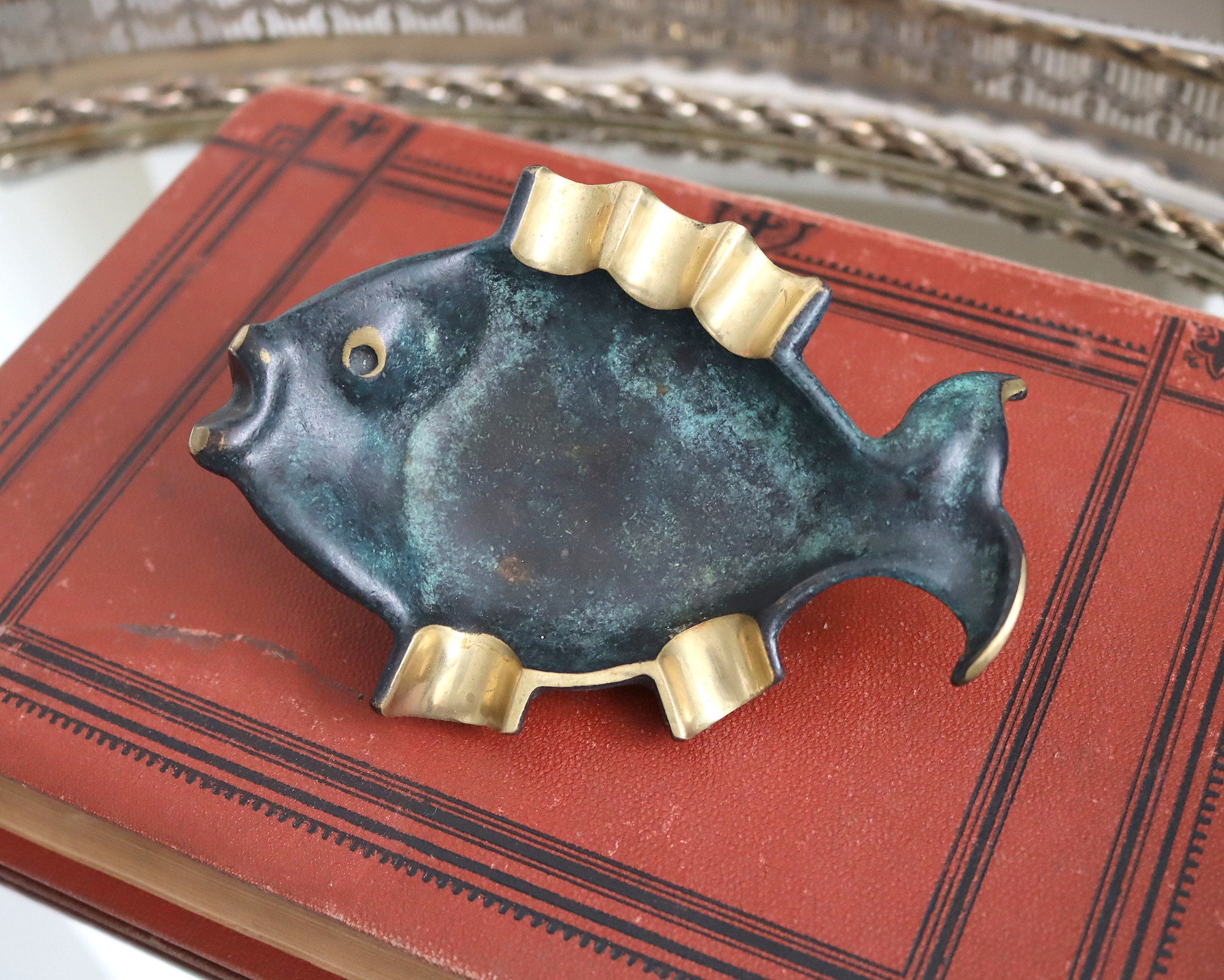 魚のデザインが施された重厚な真鍮製灰皿 - Etsy 日本