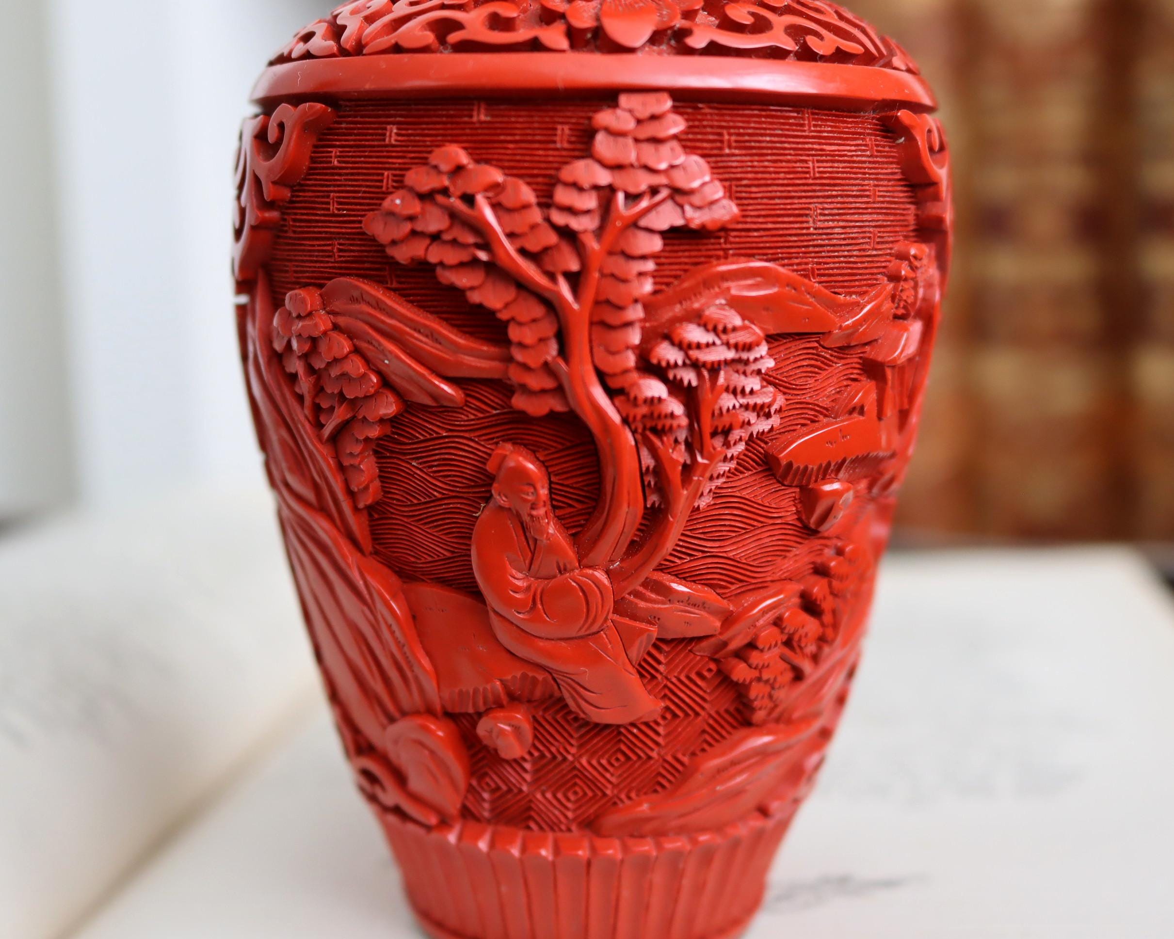 小さな辰砂の花瓶 - 彫刻された赤い漆のシノワズリ - Etsy 日本