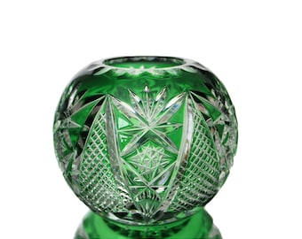 Vase en cristal avec superposition vert émeraude et décor taillé