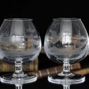 2x Kristallen COGNAC-GLAZEN met gegraveerd wild dierenpatroon - Grote cognacglazen