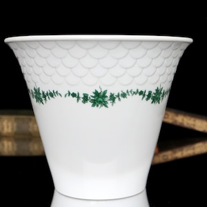 Peut inclure: Bol en céramique blanche avec un motif floral vert et un motif texturé en forme d'écailles autour du bord.