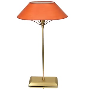 Lampada da tavolo in ottone con paralume color pesca