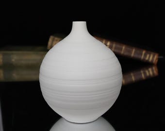 HUTSCHENREUTHER のレリーフ装飾が施された白い素焼きの磁器の花瓶