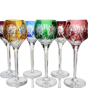 Könnte beinhalten: Ein Set aus sechs Weingläsern mit farbigen Kelchen. Die Gläser haben ein klares, geätztes Design auf den Kelchen und Stielen. Die Kelche sind in den Farbtönen Lila, Gelb, Blau, Grün, Rot und Rosa gehalten.