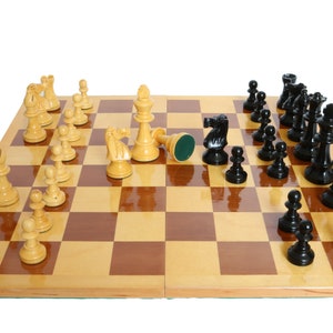 Staunton Chess Set with Board, King 3.34&quot; (8,5 cm) - Large Chessmen in Black & Lacquered Boxwood