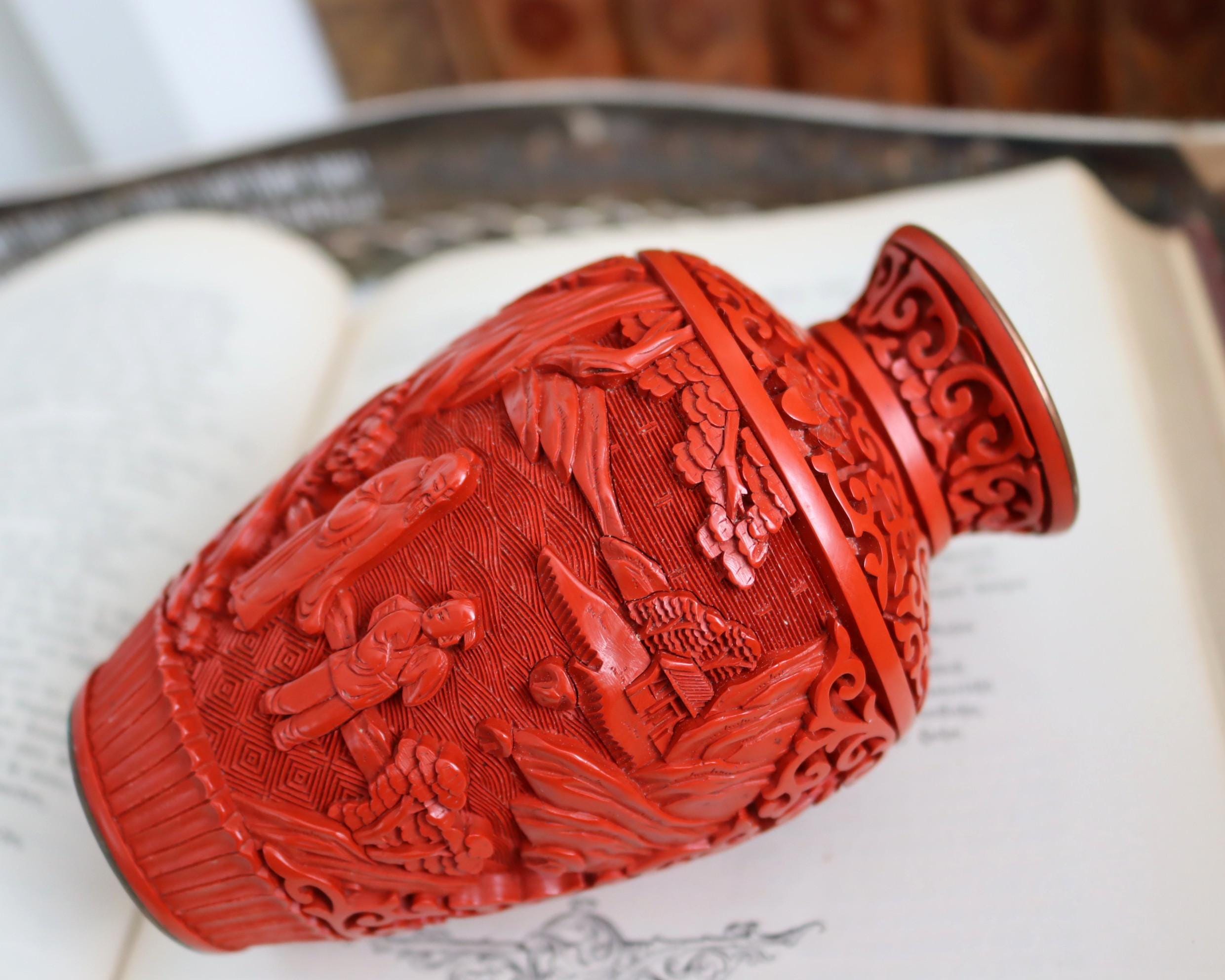 小さな辰砂の花瓶 - 彫刻された赤い漆のシノワズリ - Etsy 日本