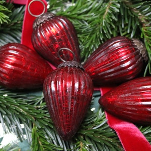 1x CÔNE DE VERRE KUGEL, design déchiré en rouge - boule d'ornement d'arbre de Noël en verre lourd allemand vintage