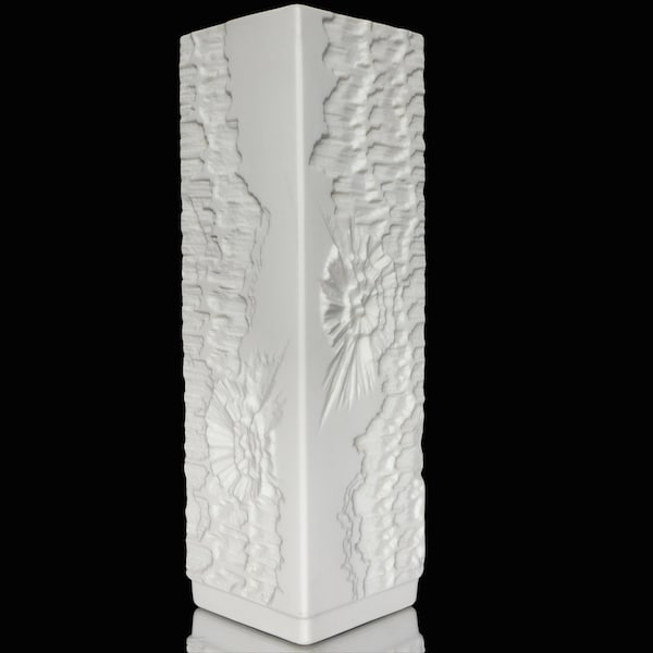 Jarrón de porcelana blanca bizcochada con decoración texturizada - AK KAISER