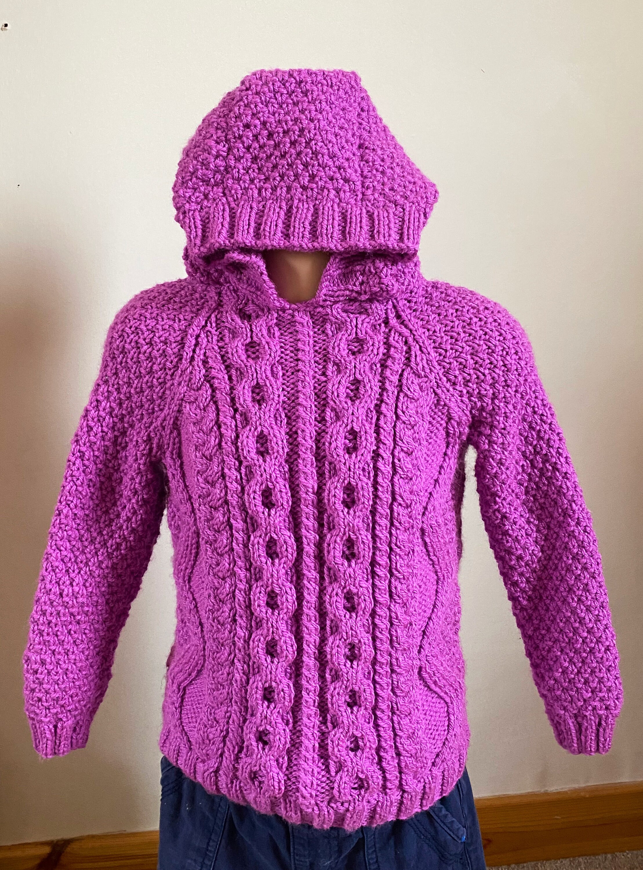 Suéter con capucha de punto a mano de niña en una lana con un Etsy Suéter con capucha de punto a mano de niña en una lana con un Etsy