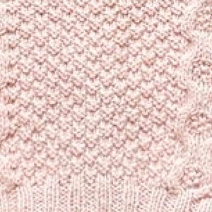 Op de afbeelding: Close-up van een gebreide stof in een zachte, gedempte roze tint. De textuur heeft een combinatie van kabel- en ruitpatronen, waardoor een visueel interessant oppervlak ontstaat. De onderrand toont een geribbeld breidetail.