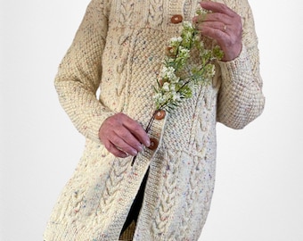 Langer Cardigan für Frauen, Zopfmuster, cremefarbenes Aran-Garn in UK-Größe 12-Brustumfang 92 cm