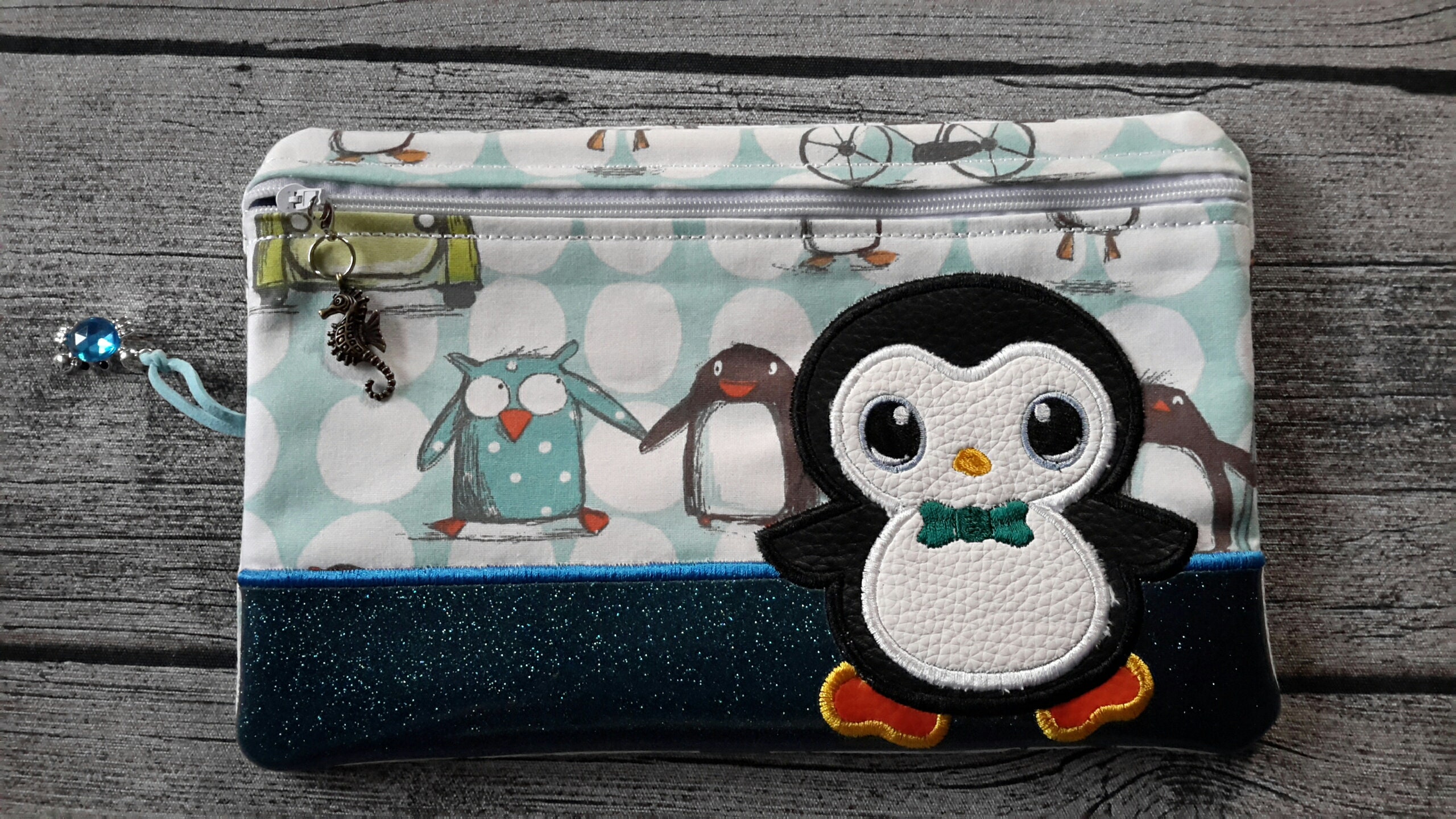 Surfender Pinguin Geschenk' Umhängetasche aus Recyclingmaterial