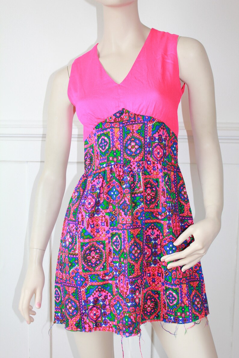 size S M waist 28 60/'s hot Pink Patterned Psychedelic Dress