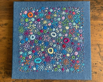 Broderad vildblomma på denimcavas; Heminredning, inflyttningspresent, vildblommor, konst och samlarobjekt, lyckligt hem, barnrumskonst, babyrum