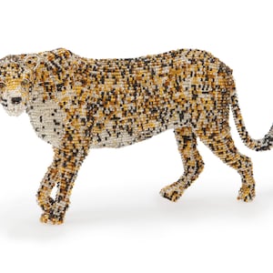 Leopard från Wild at Art Limited Edition-kollektionen. Handgjord afrikansk djurfigur av pärlor och tråd.