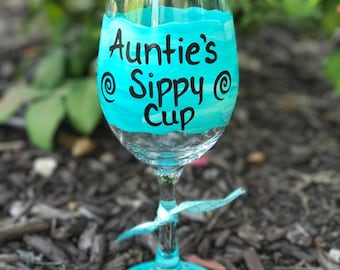 Auntie's Sippy Cup Auntie's Juice handpainted wine glass /Auntie/Best Aunt/Auntie Sippy Cup/Aunt wine glass/Auntie wine glass/Gift for Aunt