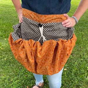 Harvest garden apron / wearable garden basket