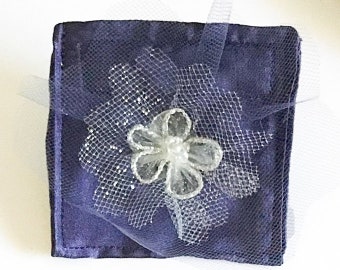 Pochette porte-alliances bleu marine en satin pour collier de chien ou de chat