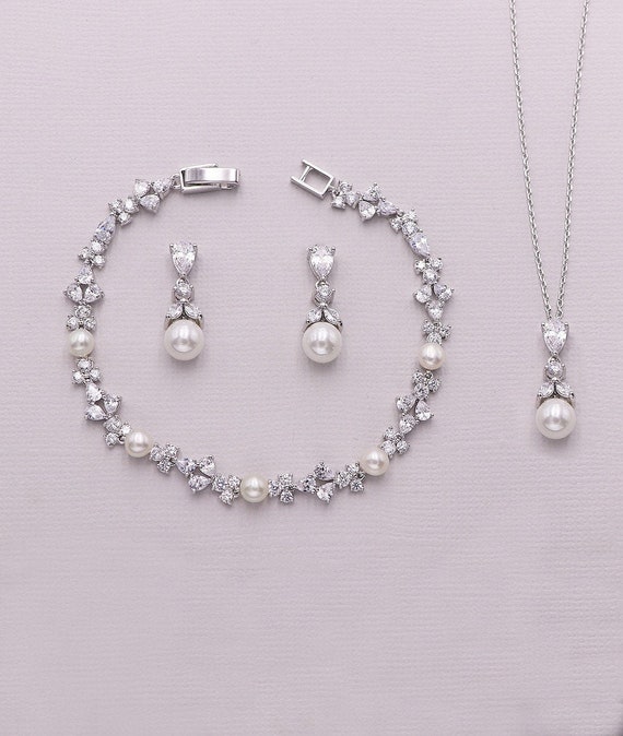 bridal pearl necklace and earring set