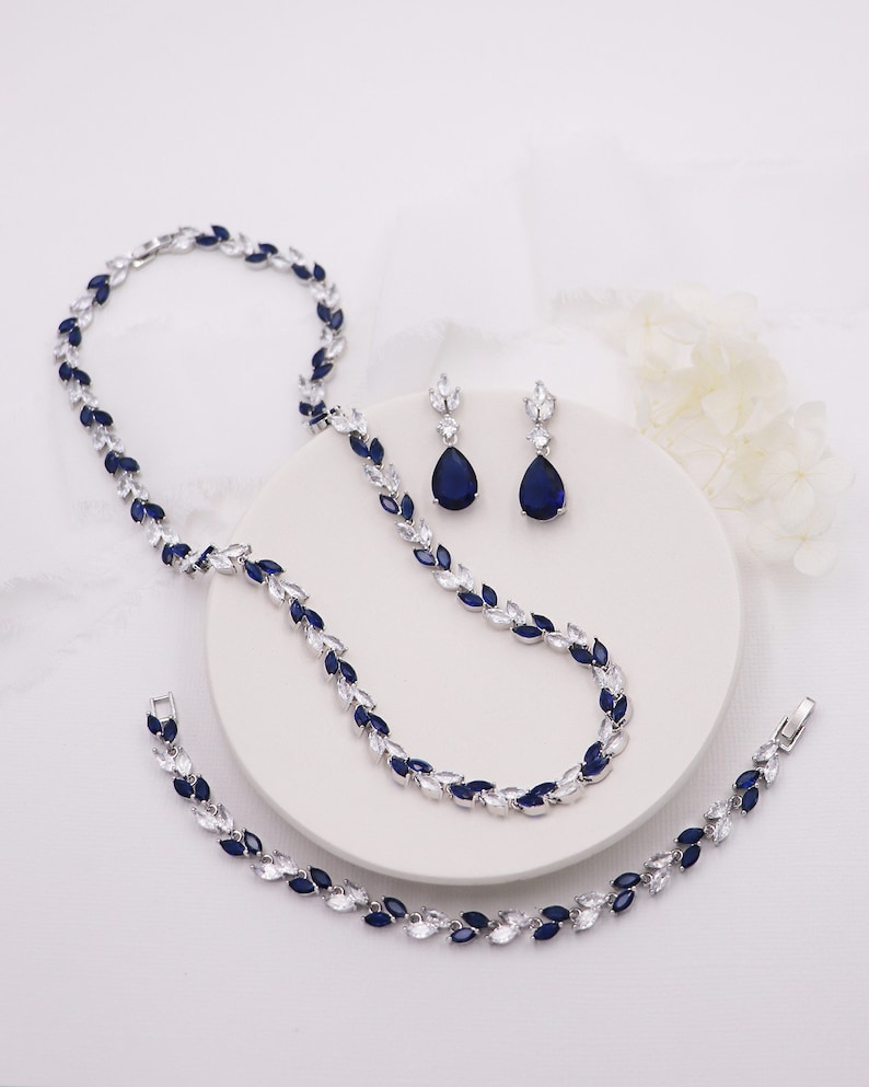 Parure de bijoux bleu saphir, parure de mariage feuille bleu marquise, parure de collier boucles d'oreilles bleus, parure de bijoux Evelyn bleu saphir et transparent image 3