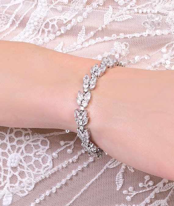  Pulseras y brazaletes con forma de V de cristal CZ de