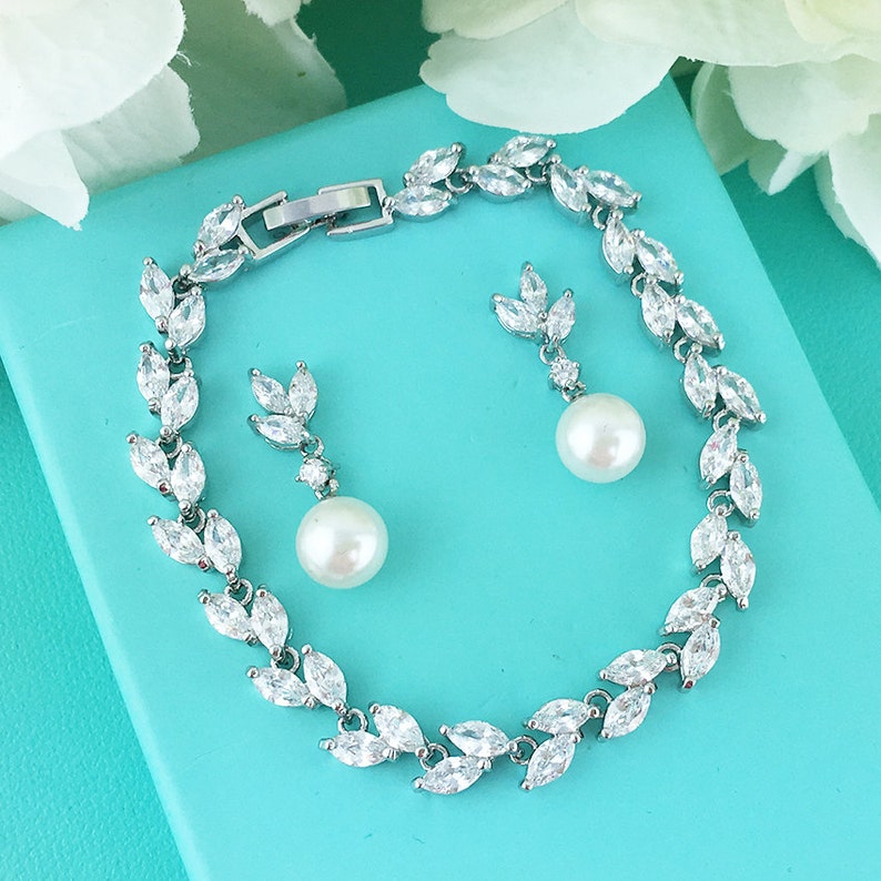 Bridesmaid Jewelry Bracelet Gift Set, Silver Crystal wedding Jewelry Set, Pearl Bridesmaid Jewelry Set, Eve Bridesmaid Bracelet Set 