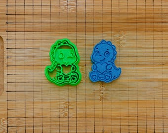 Small Dino holding heart Cookie Cutter – Love Dinosaur Cutter – Reptile Fondant & Biscuit Baking Tool – Multi-Size