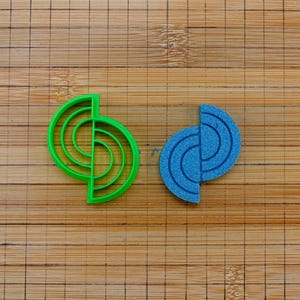 Könnte beinhalten: Rustikales Holzschild mit dem weißen Schriftzug "Welcome to our home". Das Schild hat eine Used-Optik und ein schlichtes, einladendes Design, ideal für eine Veranda oder einen Eingangsbereich.