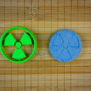 Foremka do ciastek z symbolem promieniowania - Symbol jonizujący - Zagrożenie - Radioaktywność - Znak ostrzegawczy o niebezpiecznym zagrożeniu nuklearnym - Forma do ciastek