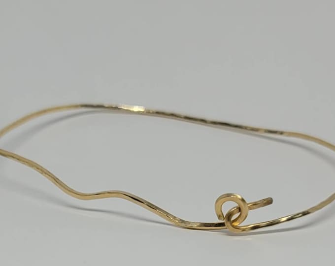 Wavy bangle in 14k gold fill