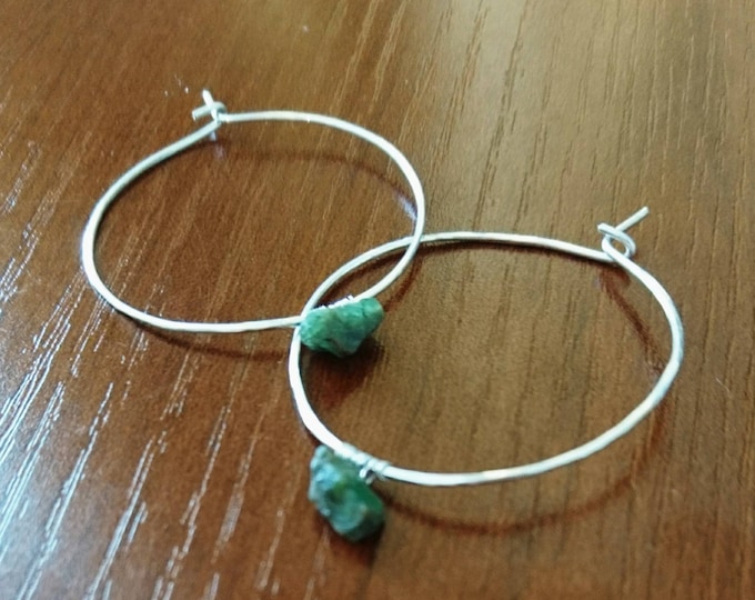 Raw emerald silver hoop earrings,May birthstone gift for her,green gem earrings,hammered hoops,silver boho,sterling silver jewellery