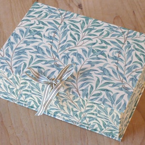 Caixa de Papelaria William Morris Office em Willow Green - Coleção Office & Papelaria Feita à Mão na Inglaterra