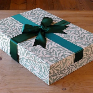 Caja para vestidos de novia de William Morris en color verde sauce / Almacenamiento para vestidos de novia / Exclusivo de William Morris