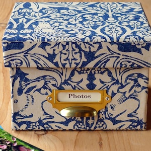 Caja de fotos cuadrada William Morris con diseño de conejo Brer - 6 x 4 o 7 x 5 / Colección de oficina y papelería hecha a mano en Inglaterra