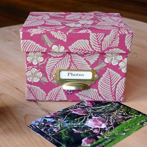 William Morris Photo Box Square em Bramble Red Design - 6x4 ou 7x5 | Coleção de escritório e artigos de papelaria feitos à mão na Inglaterra