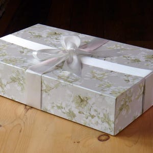 結婚式当日のドレスを保管するための、伝統的なスタンダードウェディングドレス収納ボックス（オーチャードブロッサムパール）｜ウェディングドレスの記念品