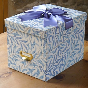 Caja de recuerdos William Morris en azul sauce / Colección de oficina y papelería hecha a mano en Inglaterra