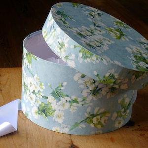 Cappelliera in stile edoardiano fatta a mano: Orchard Blossom Sky Design