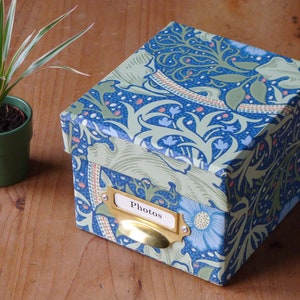 Boîte à photos carrée William Morris en bleu algue - 6 x 4 ou 7 x 5 | Collection de bureau et papeterie fabriquées à la main en Angleterre