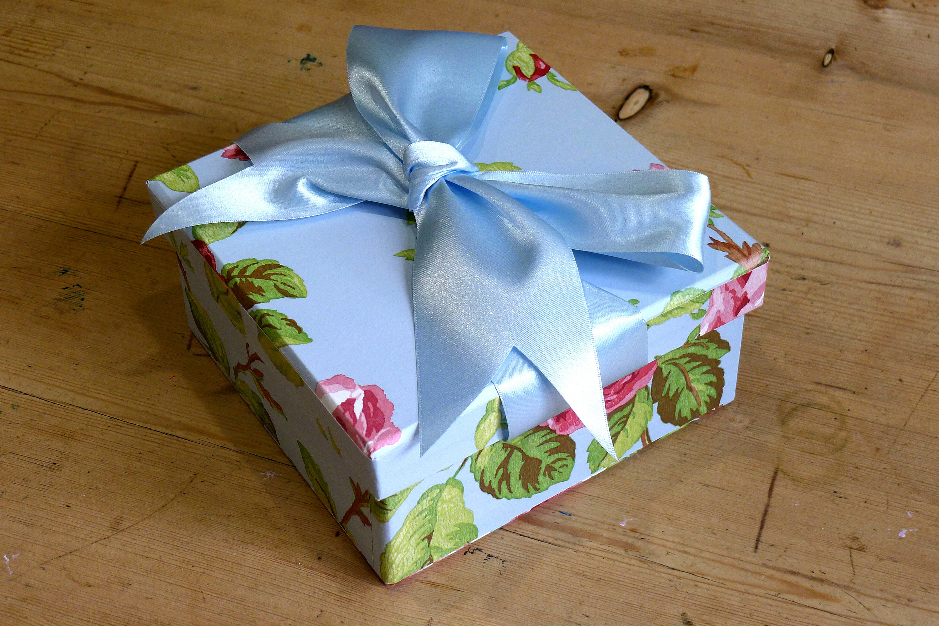 Gift Box Large With Ribbon Vintage Rose Design