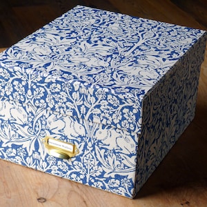 Caixa porta-documentos William Morris em couro de coelho Brer | Armazenamento artesanal | Organização inteligente para sua casa