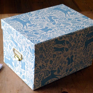 Caja de almacenamiento mediana en azul natural Shaker / Soluciones de almacenamiento para el hogar / Hermosas cajas de almacenamiento / Cajas de diseño de interiores / Almacenamiento para el hogar y la oficina