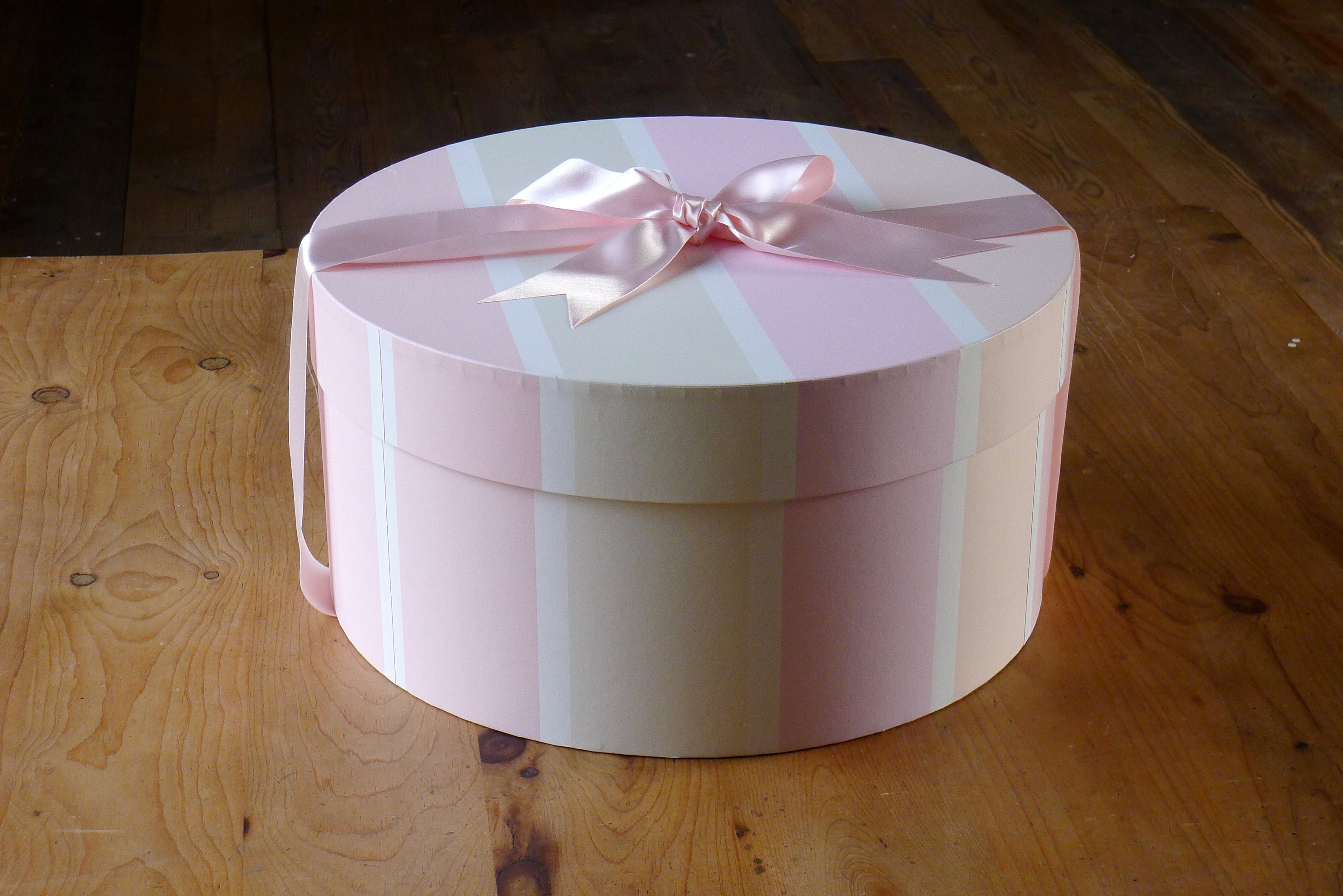 Round Hat Boxes White with Silver Trim