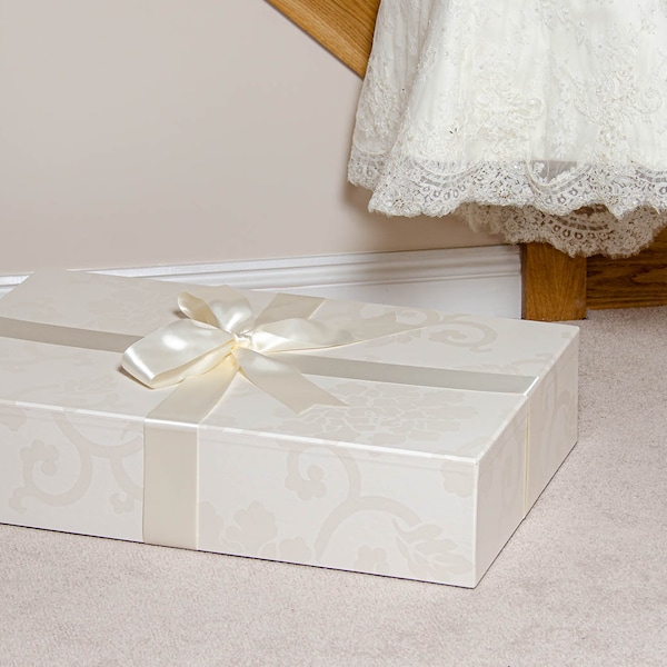Boîte de rangement de robe de mariée standard traditionnelle en ivoire Endsleigh pour préserver une robe après le jour du mariage