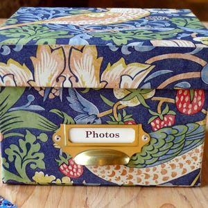 Caja de fotos cuadrada William Morris con diseño Strawberry Thief Navy: 6 x 4 o 7 x 5 / Colección de oficina y papelería hecha a mano en Inglaterra