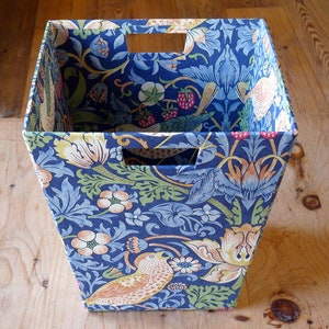 Grande cestino per la carta straccia William Morris in Strawberry Thief Blue - Home Storage fatto a mano in Inghilterra