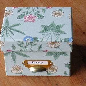 William Morris Photo Box Square em Daisy Design - 6x4 ou 7x5 | Coleção de escritório e artigos de papelaria feitos à mão na Inglaterra