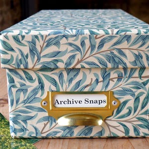 Caja para fotos de William Morris Archive en verde sauce / Caja para recuerdos y para guardar fotografías / 6 x 4 o 7 x 5 / Decoración del hogar / Hermoso almacenamiento